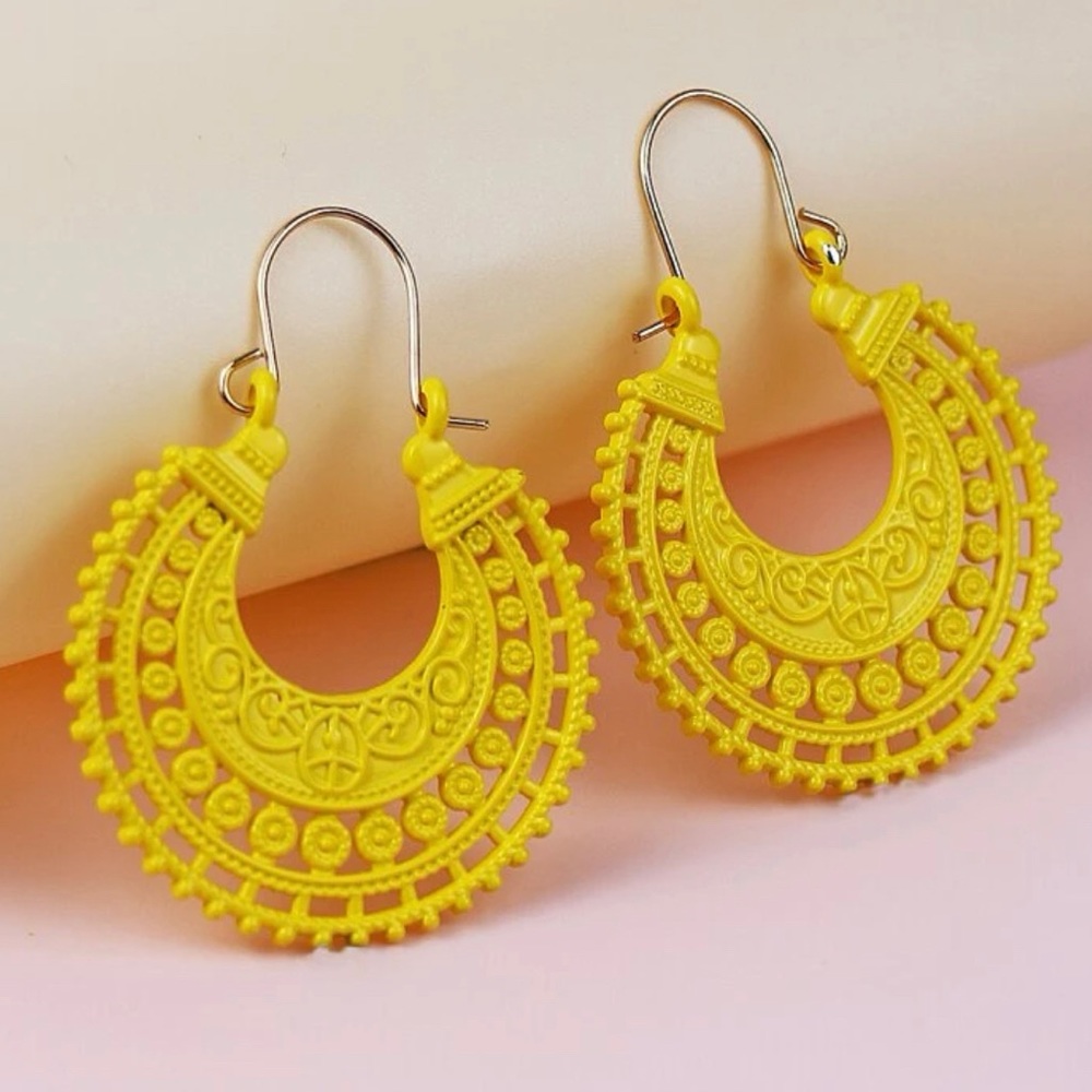 🦋 3/$24 Bright yellow metal hoop engraved earrings / NWOT - Picture 2 of 4